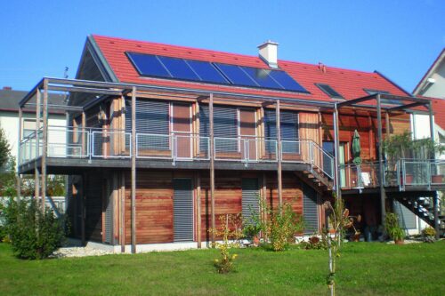 Holzhaus mit Solaranlage am Dach