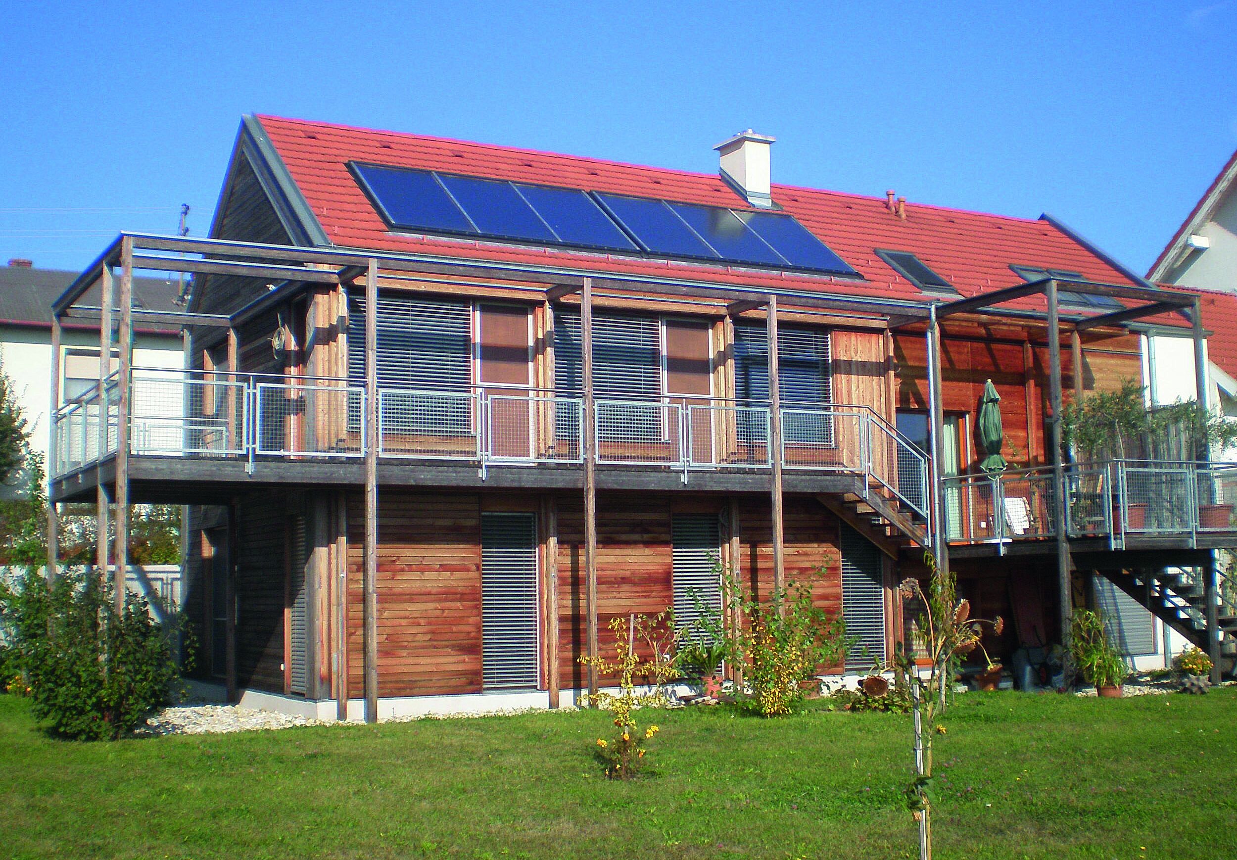 Holzhaus mit Solaranlage am Dach