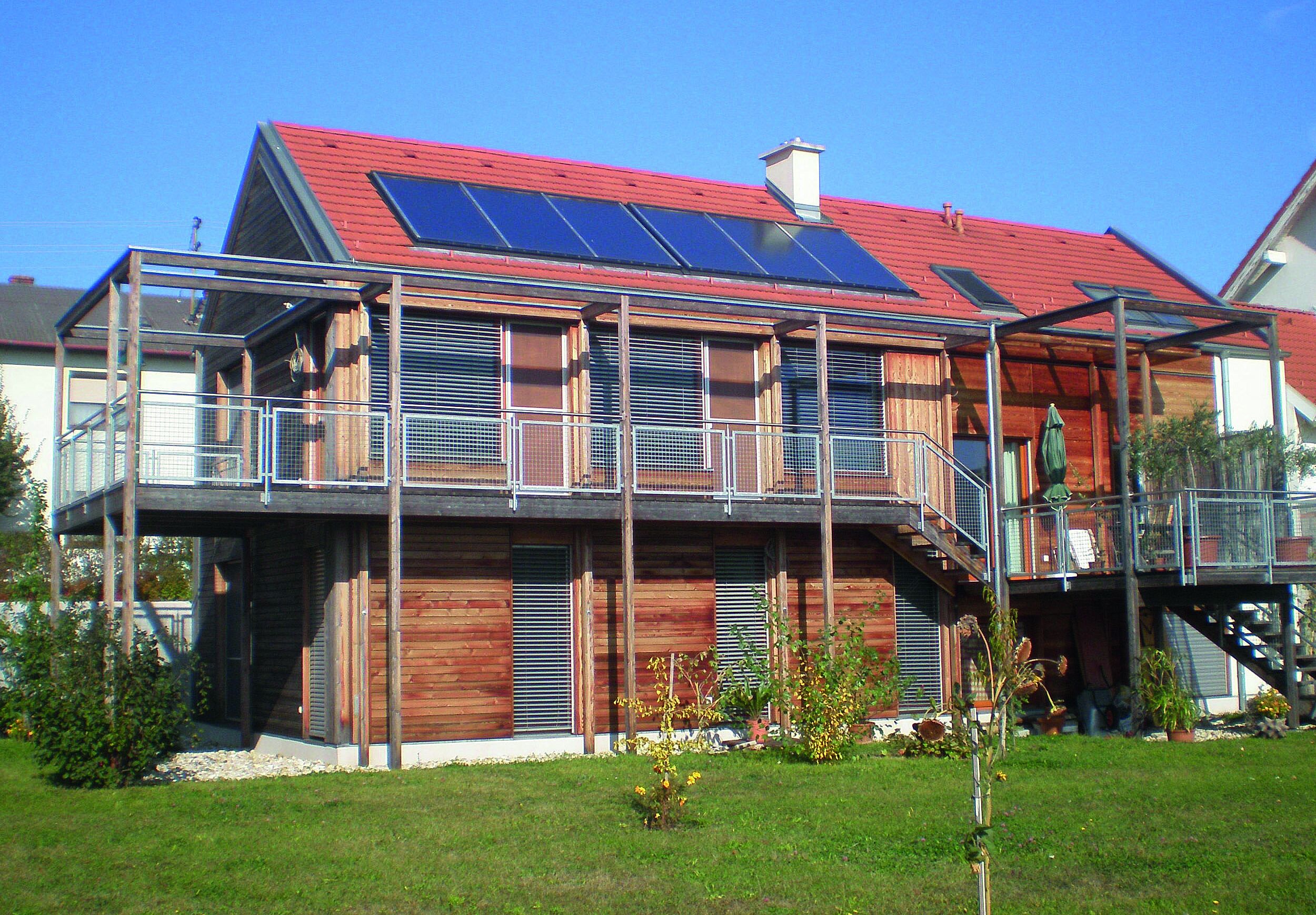 Holzhaus mit Solaranlage am Dach