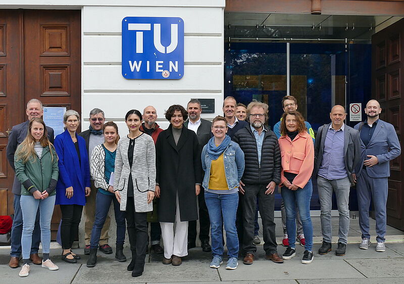 Das Foto zeigt die natuREbuilt-Projektpartner*innen vor dem Haupteingang der TU Wien.