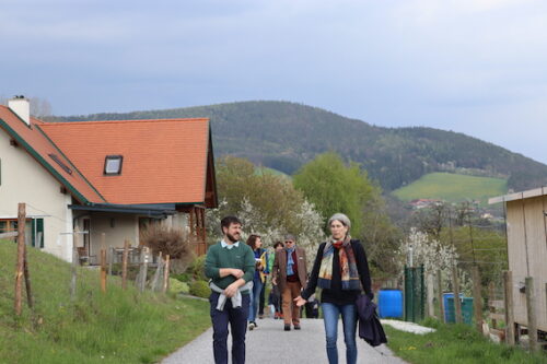 Johannes Hirschmugl und Claudia Stefenelli-Herz beim Gehen