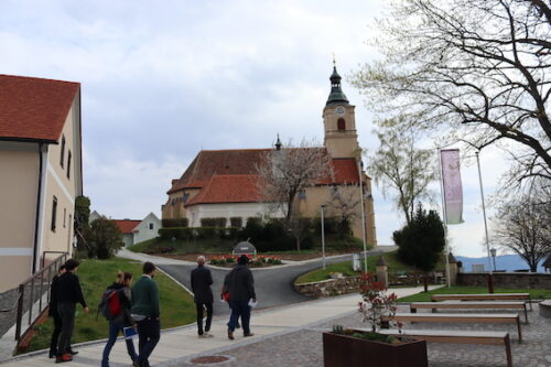 Die natuREbuilt-Gruppe erreicht die Kirche am Pöllauberg in der Steiermark
