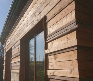 Holzfassade mit Fenstern