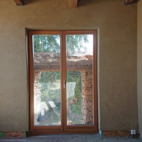 bestehendes Bruchsteinmauerwerk hinter Fenster