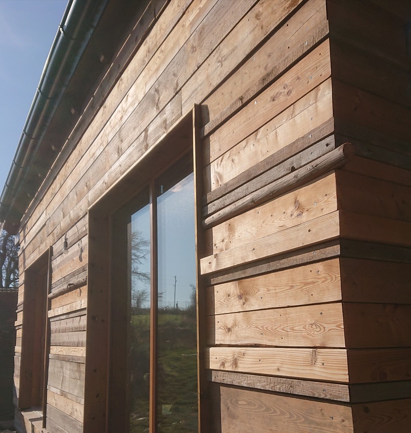 Holzfassade mit Fenstern